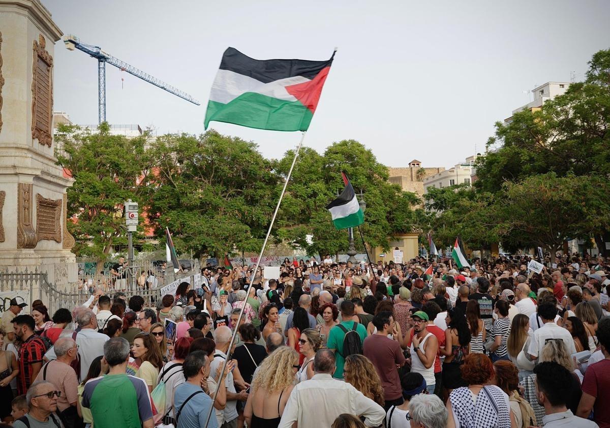 Imagen principal - Hundreds fill Malaga&#039;s Plaza de la Merced for a demonstration of solidarity with Gaza